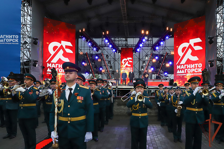 Музыканты Росгвардии поздравили жителей Магнитогорска с Днем Города