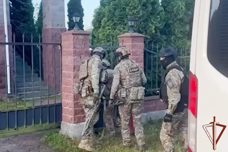 СОБР Росгвардии в Санкт-Петербурге обеспечил проведение следственных мероприятий по уголовному делу о незаконной продаже морепродуктов
