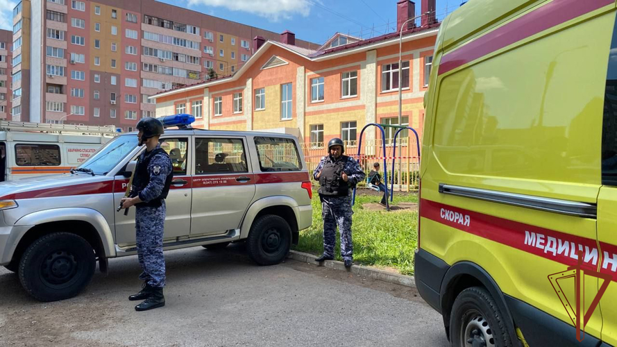 Росгвардейцы обеспечивают сохранность пострадавшего в результате взрыва бытового газа имущества граждан в городе Стерлитамак   