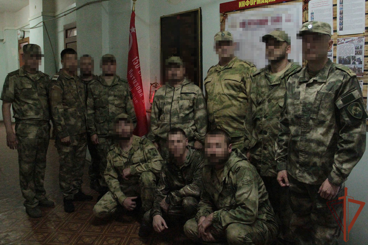 В Луганской Народной Республике росгвардейцы восстановили мемориальную доску защитникам Отечества (видео)