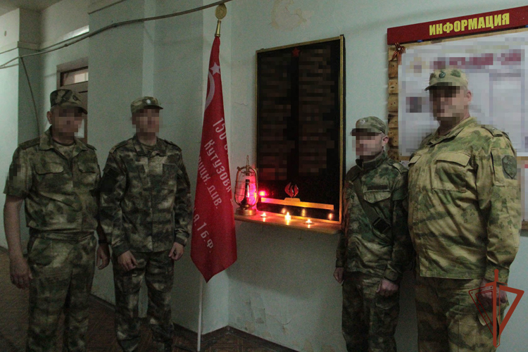В Луганской Народной Республике росгвардейцы восстановили мемориальную доску защитникам Отечества (видео)