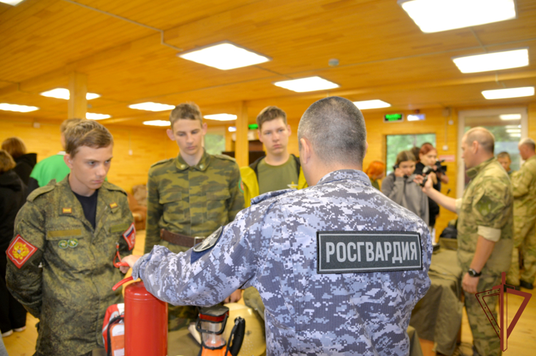 Росгвардия продолжает проводить патриотические мероприятия с юными жителями Урала