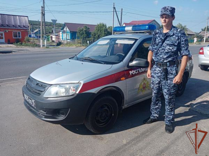 Росгвардеец в Ульяновске помог оказавшимся в сложной дорожной ситуации людям