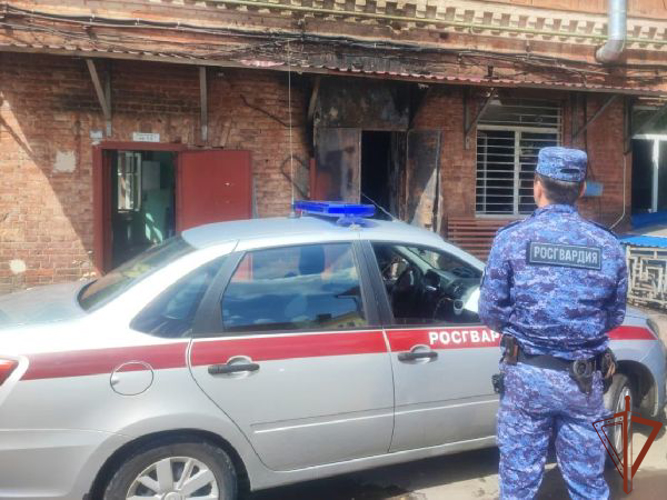 Росгвардейцы эвакуировали жильцов из горящего дома в Ленинградской области