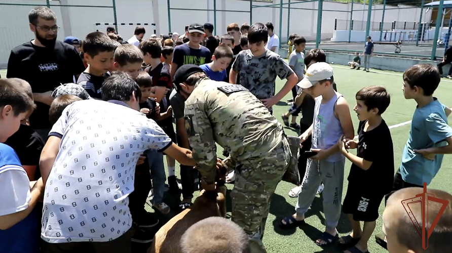Патриотические мероприятия для школьников провели росгвардейцы в Чеченской Республике