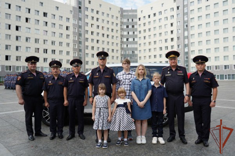 Начальник Главного управления вневедомственной охраны Росгвардии вручил ключи от автомобиля многодетному отцу-росгвардейцу (видео)
