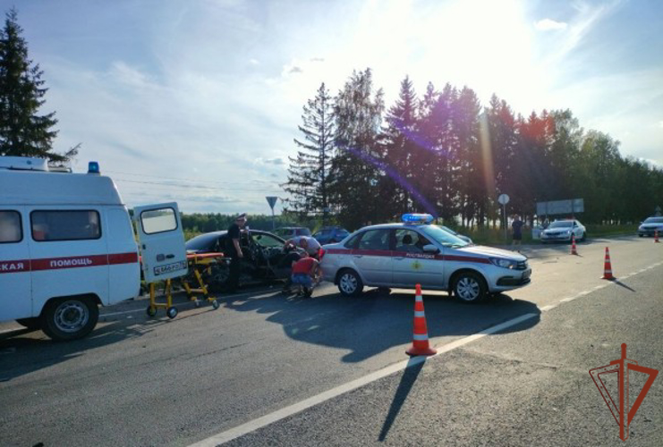 Росгвардейцы оказали помощь пострадавшим в ДТП в Ярославской области (видео)