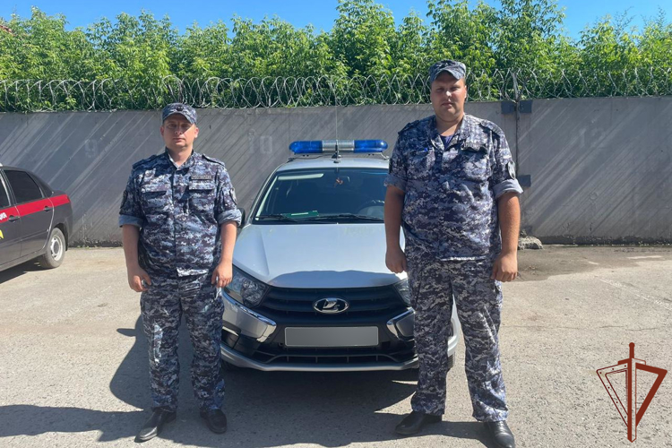 Росгвардейцы помогли пострадавшему в ДТП ребенку в Омске