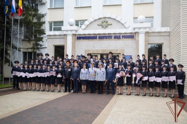 Начальник Главного управления вневедомственной охраны Росгвардии  поздравил выпускников Воронежского института МВД России с окончанием вуза