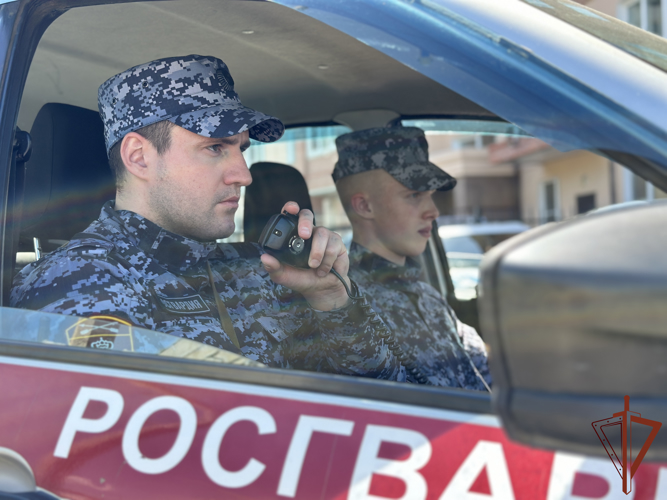 Подозреваемого в угоне автомобиля такси задержали росгвардейцы в Красноярске  