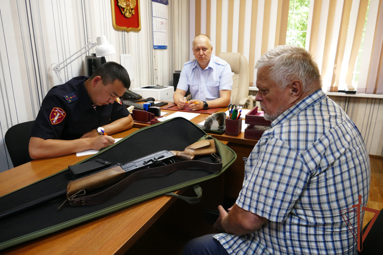 Более 120 единиц оружия передано в Росгвардию для отправки в зону СВО от жителей Иркутской области и Республики Тыва