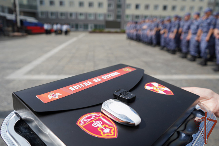 Начальник Главного управления вневедомственной охраны Росгвардии вручил ключи от автомобиля многодетному отцу-росгвардейцу (видео)