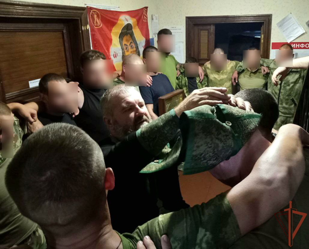 Девять военнослужащих Росгвардии, выполняющих служебно-боевые задачи в ЛНР, приняли таинство крещения
