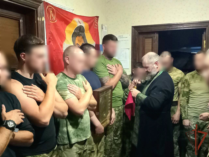 Девять военнослужащих Росгвардии, выполняющих служебно-боевые задачи в ЛНР, приняли таинство крещения
