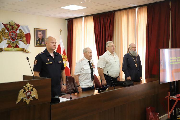 Участника Великой Отечественной войны с 95-летием поздравили росгвардейцы в Рязани