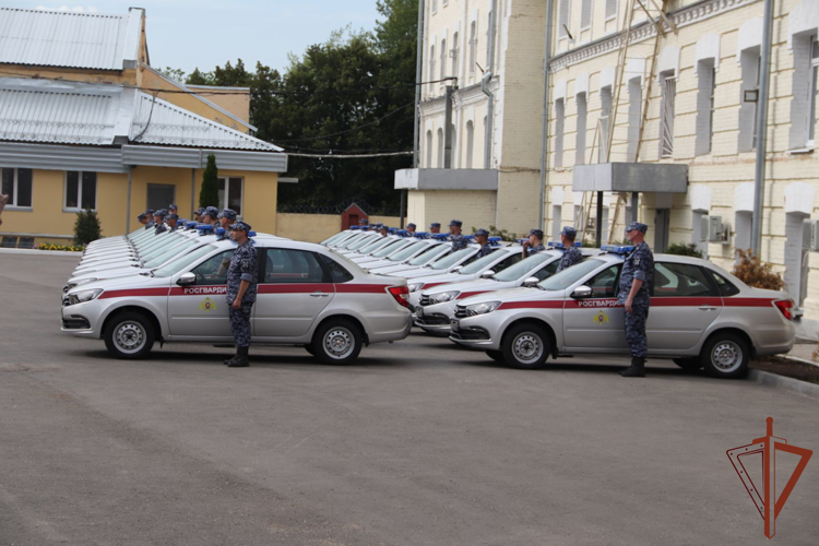 Торжественное вручение ключей от служебных автомобилей сотрудникам Росгвардии прошло в Самаре (видео)