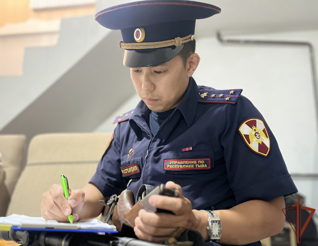 Более 120 единиц оружия передано в Росгвардию для отправки в зону СВО от жителей Иркутской области и Республики Тыва