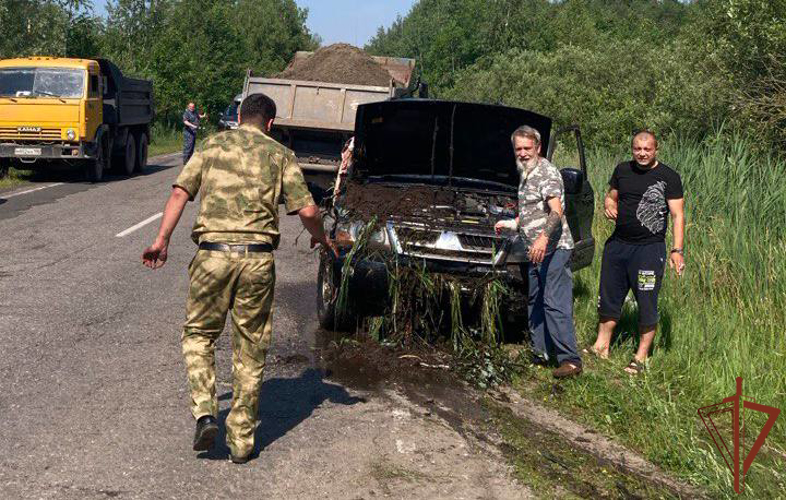 Военнослужащие Росгвардии в Подмосковье оказали помощь пострадавшим в ДТП (видео)