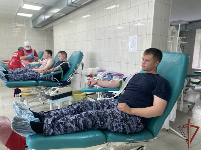 Более 35 литров крови сдали росгвардейцы в рамках ведомственной донорской акции «От сердца к сердцу» в Сибири