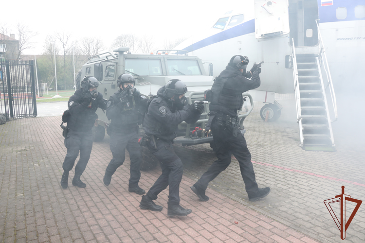 ОМОН Росгвардии провел тактико-специальное занятие на воздушном судне в Калининграде