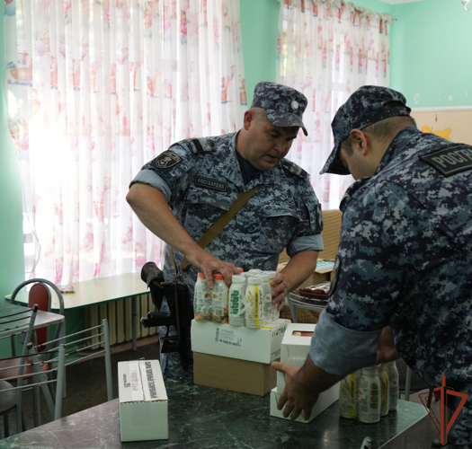 Росгвардейцы из Подмосковья передали гуманитарную помощь для эвакуированных из Курской области детей