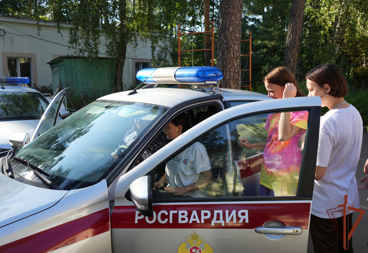Росгвардейцы из Подмосковья передали гуманитарную помощь для эвакуированных из Курской области детей 