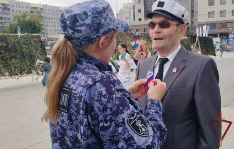 Росгвардейцы на Урале провели патриотические мероприятия в День Государственного флага Российской Федерации 