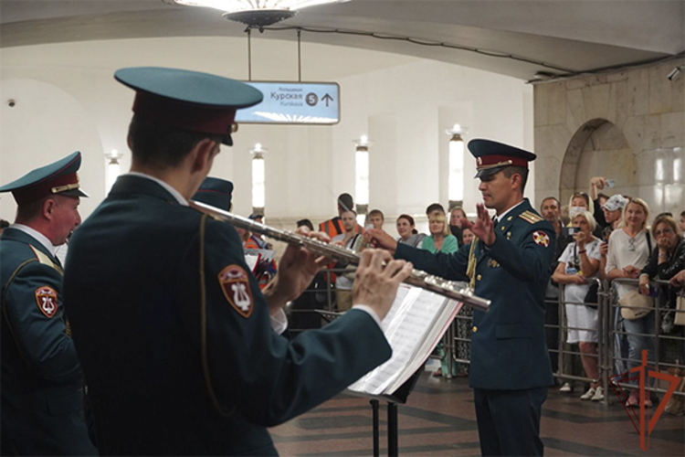 Военный музыканты Росгвардии выступили в московском метрополитене в День Государственного флага России (видео)