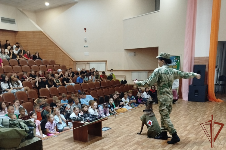 Росгвардейцы в регионах Сибири продолжают знакомить подрастающее поколение со своей профессией