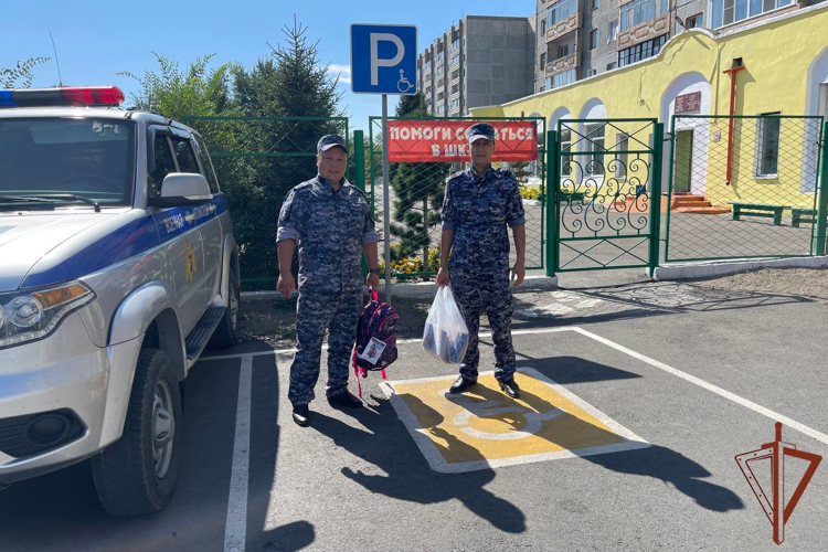 Росгвардейцы в регионах Сибири помогли нуждающимся семьям собрать детей в школу