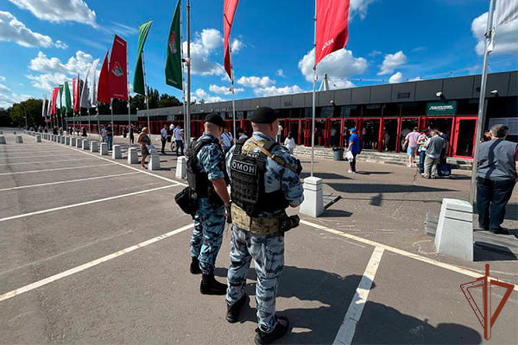 Росгвардейцы обеспечили безопасность на футбольных матчах РПЛ в Москве