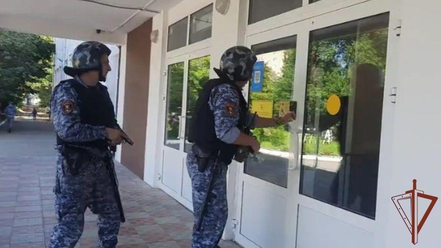 Сотрудники Росгвардии проверили обеспечение безопасности школ Вологды и Сыктывкара