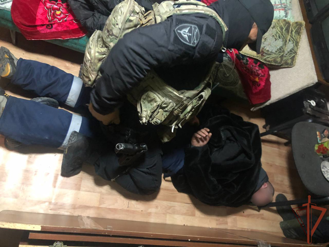 При силовой поддержке спецназа Росгвардии на Колыме задержаны подозреваемые в преступлении
