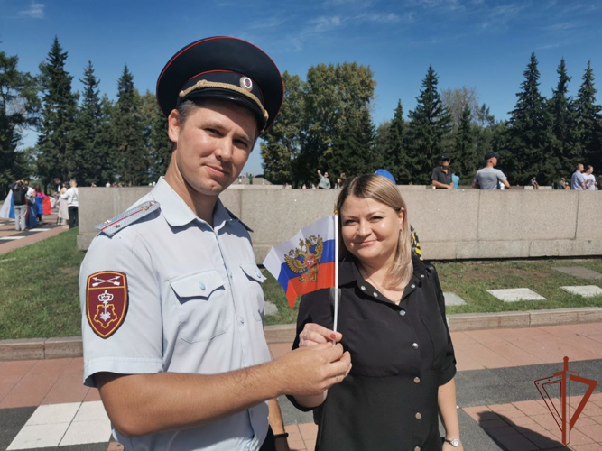 Военнослужащие и сотрудники Росгвардии в регионах Сибири провели мероприятия ко Дню Государственного флага России