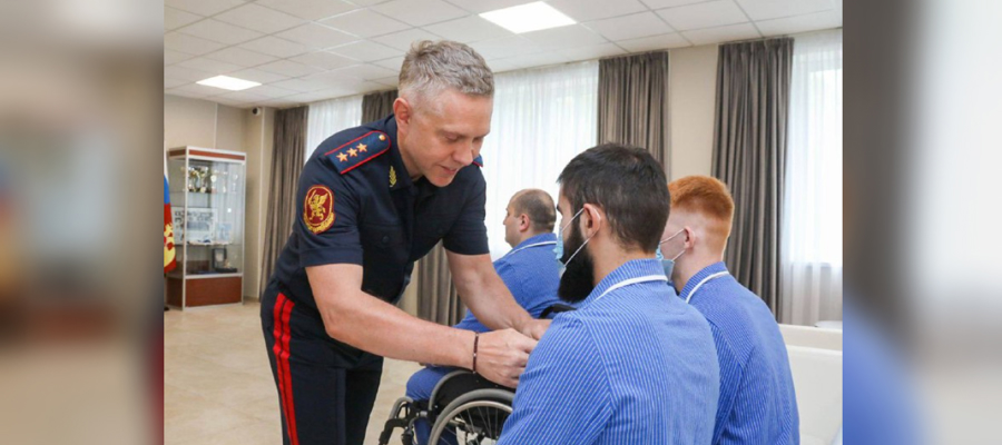 Заместитель директора Росгвардии генерал-полковник полиции Анатолий Маликов вручил государственные награды росгвардейцам в Главном госпитале ведомства (видео)