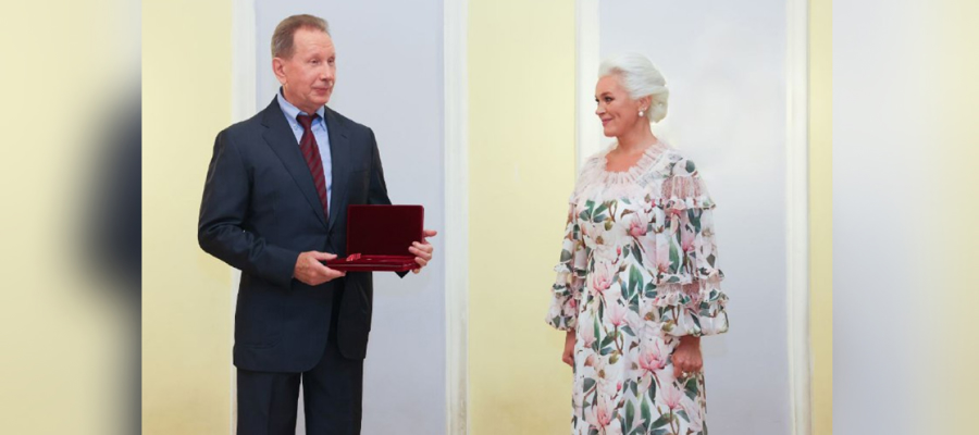 Генерал армии Виктор Золотов вручил орден «За заслуги в культуре и искусстве» народной артистке России Наталии Елисеевой