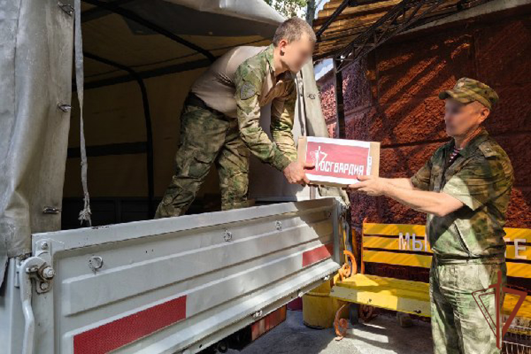 Сотрудники Росгвардии из Брянска собрали гуманитарную помощь для жителей Курской области