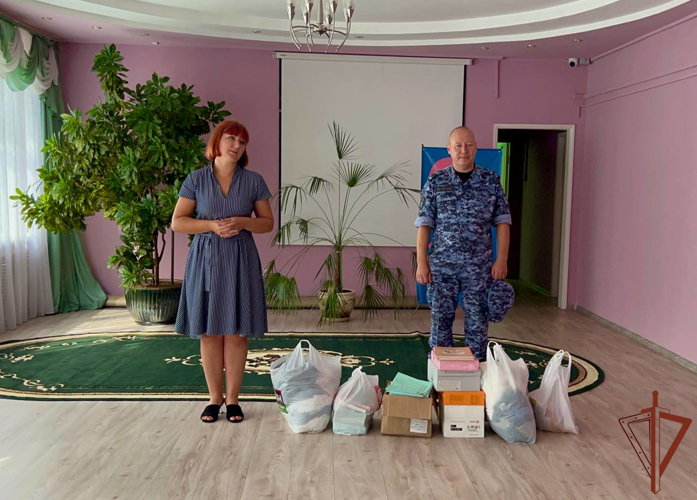 Росгвардейцы участвуют в благотворительных акциях ко Дню знаний в дальневосточных регионах страны