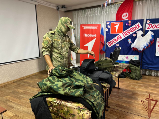 Росгвардейцы в Биробиджане навестили отдыхающих в оздоровительном лагере ребят