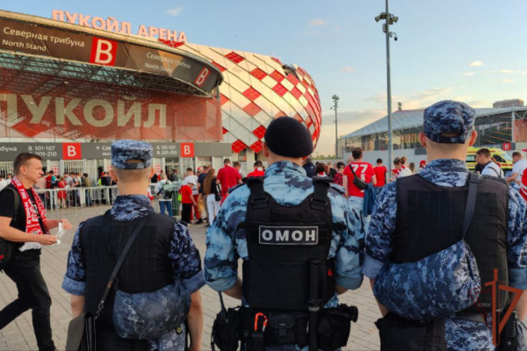 Безопасность футбольного матча обеспечили сотрудники Росгвардии в Москве