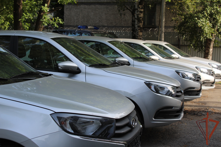 Сотрудникам Росгвардии в Вологодской области вручили ключи от новых автомобилей