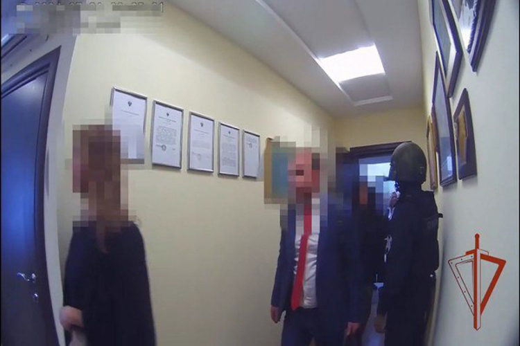 При силовой поддержке спецназа Росгвардии в Москве задержаны подозреваемые в хищении бюджетных средств (видео)