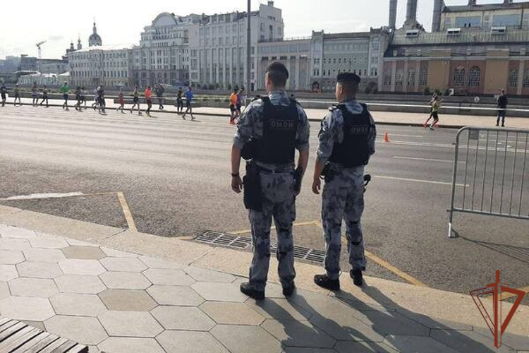 Сотрудники Росгвардии обеспечили безопасность при проведении полумарафона в Москве 