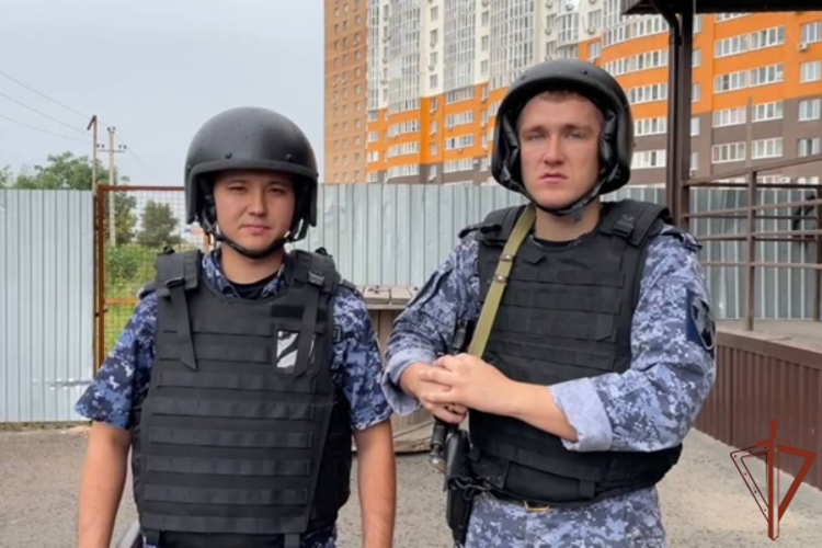 Росгвардейцы задержали подозреваемого в ранении двоих мужчин в Оренбурге (видео)
