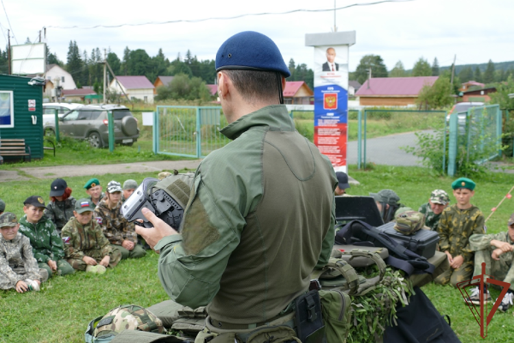 Сотрудники Росгвардии продолжают знакомить подрастающее поколение Томской области со своей службой