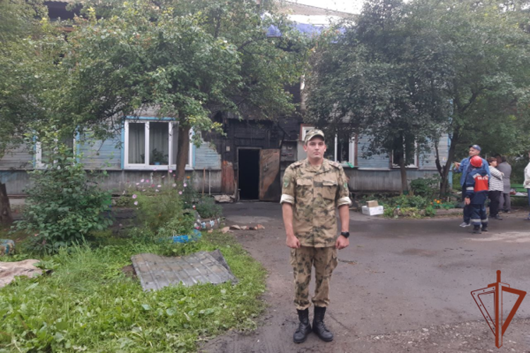 Военнослужащий Росгвардии в Красноярске спас жильцов горящего многоквартирного дома