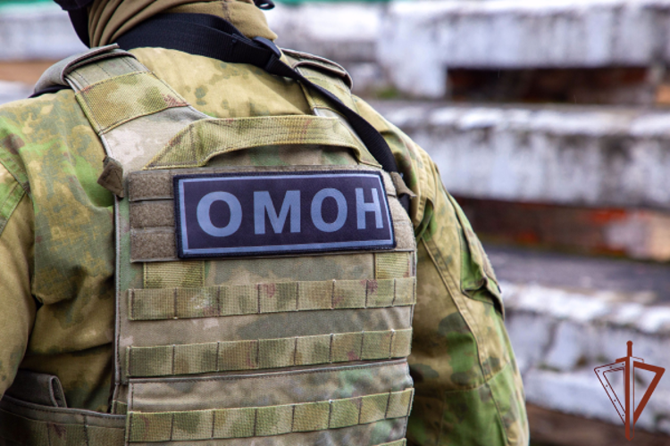 При силовой поддержке ОМОН Росгвардии в Оренбургской области задержан подозреваемый в незаконном хранении оружия 