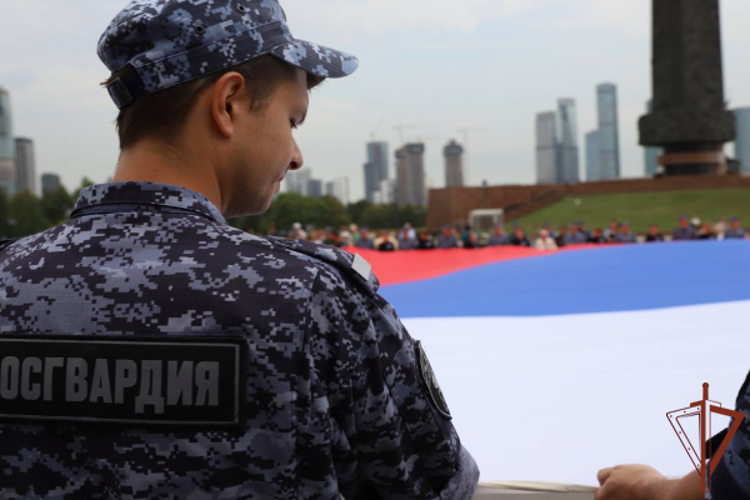 Росгвардейцы принимают участие в мероприятиях в честь Дня Государственного флага в центральных регионах России