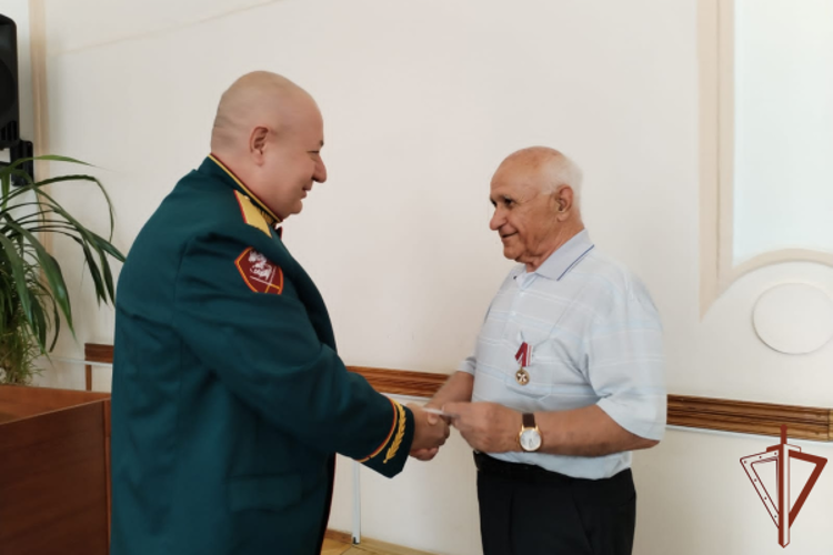 Ветеран войск правопорядка во Владикавказе награжден ведомственной медалью 