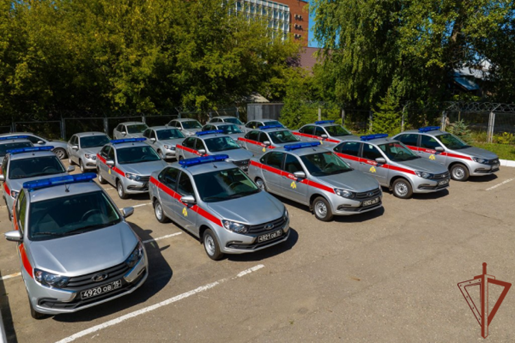 Сотрудникам Росгвардии вручили ключи от новых служебных автомобилей в Пензе (видео)